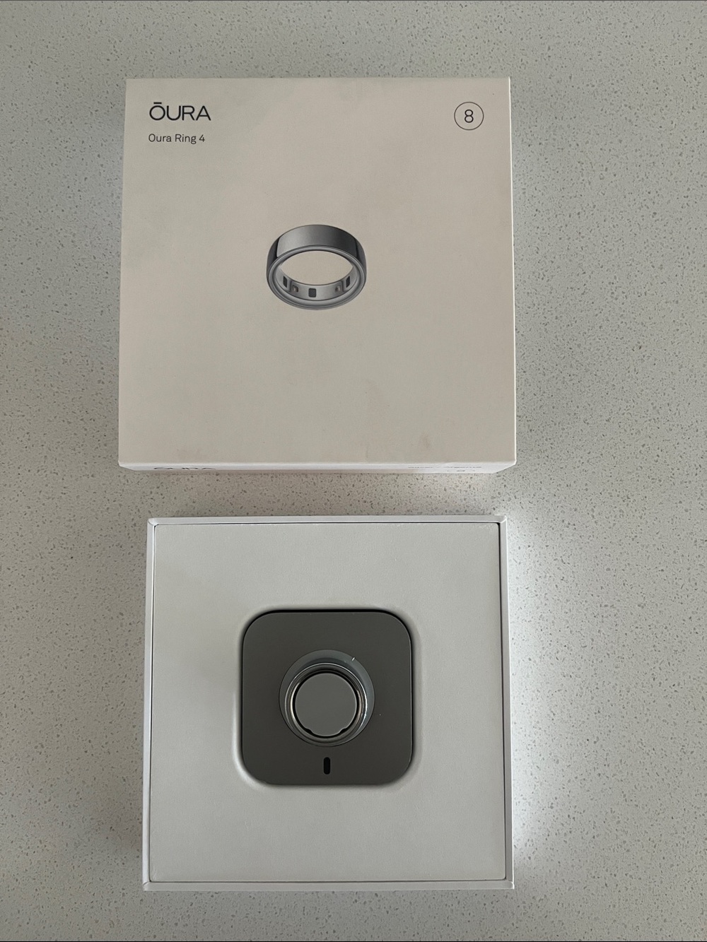 Oura Ring 4 with charger and box - Picture 2 of 7